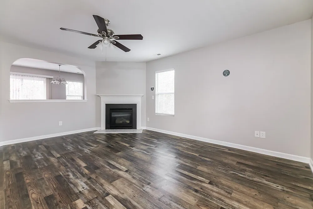 3 bed, 2.5 bath, 1930 sqft, $1,945 — Photo 4
