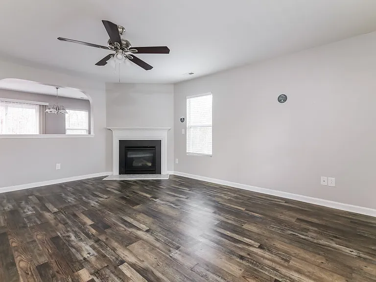 305 Farrington Dr — Photo 4