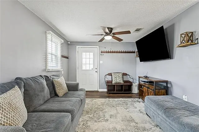2220 Lloyds Ave — Photo 3