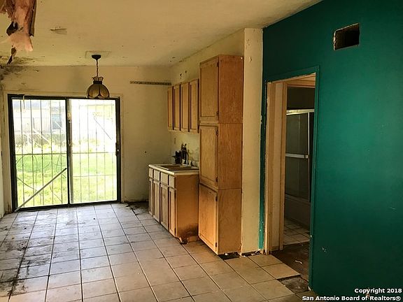 3rd image of 2403 Eland Dr