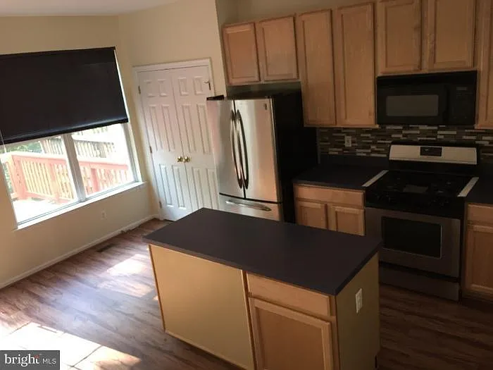 3 bed, 2.5 bath, 1900 sqft, $2,850 — Photo 2