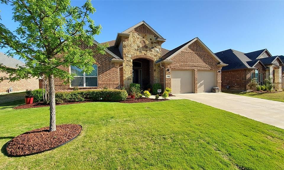ATTRACTIVE HOME WELCOMES YOU TO COME INSIDE.
