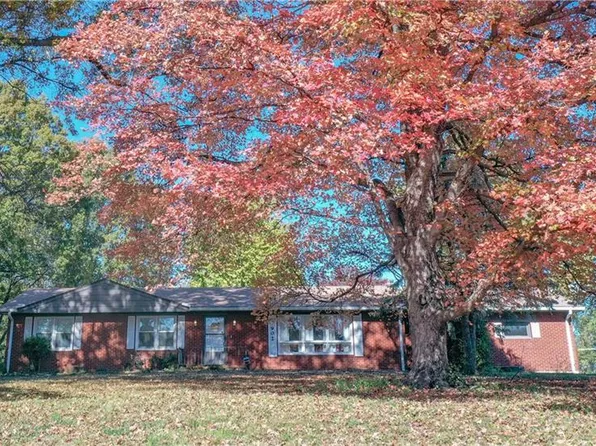 902 SE 12th St, Oak Grove, MO 64075