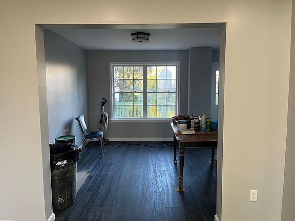 4th image of 21 Greenleaf Cir