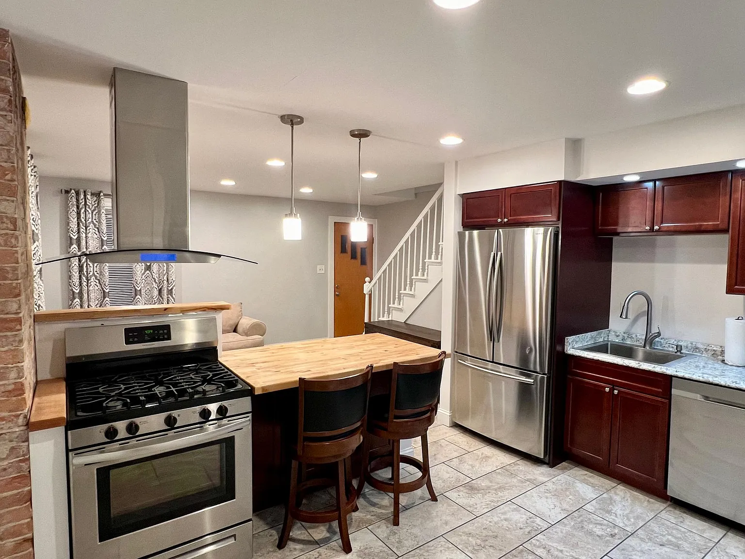 3 bed, 850 sqft, $1,875 — Photo 1