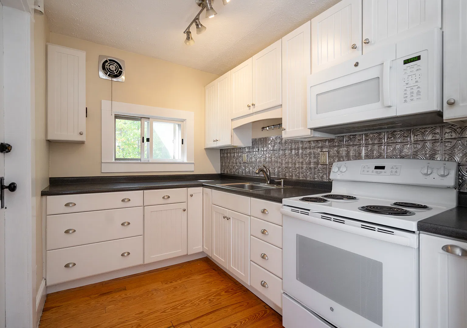 242 Lafayette St — Photo 2
