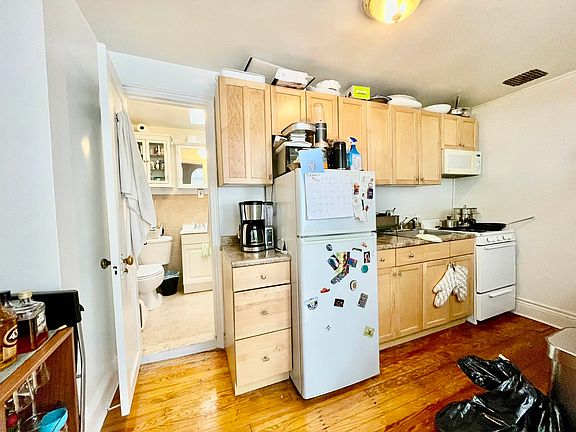 3rd image of 211 W 16th St APT 3A