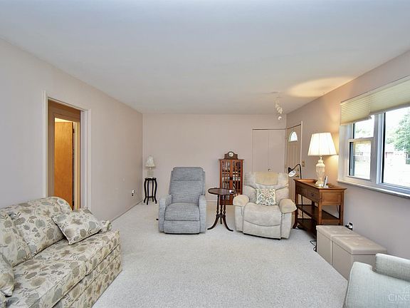 3rd image of 121 Ruskin Dr