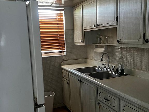 4th image of 610 N H St