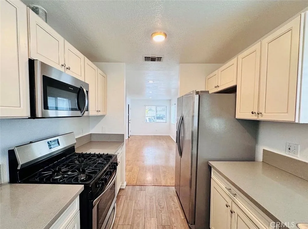 3 bed, 952 sqft, $3,600 — Photo 4