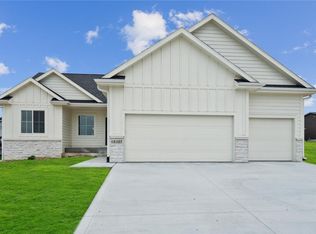 15207 Springbrook Trl, Urbandale, IA 50323