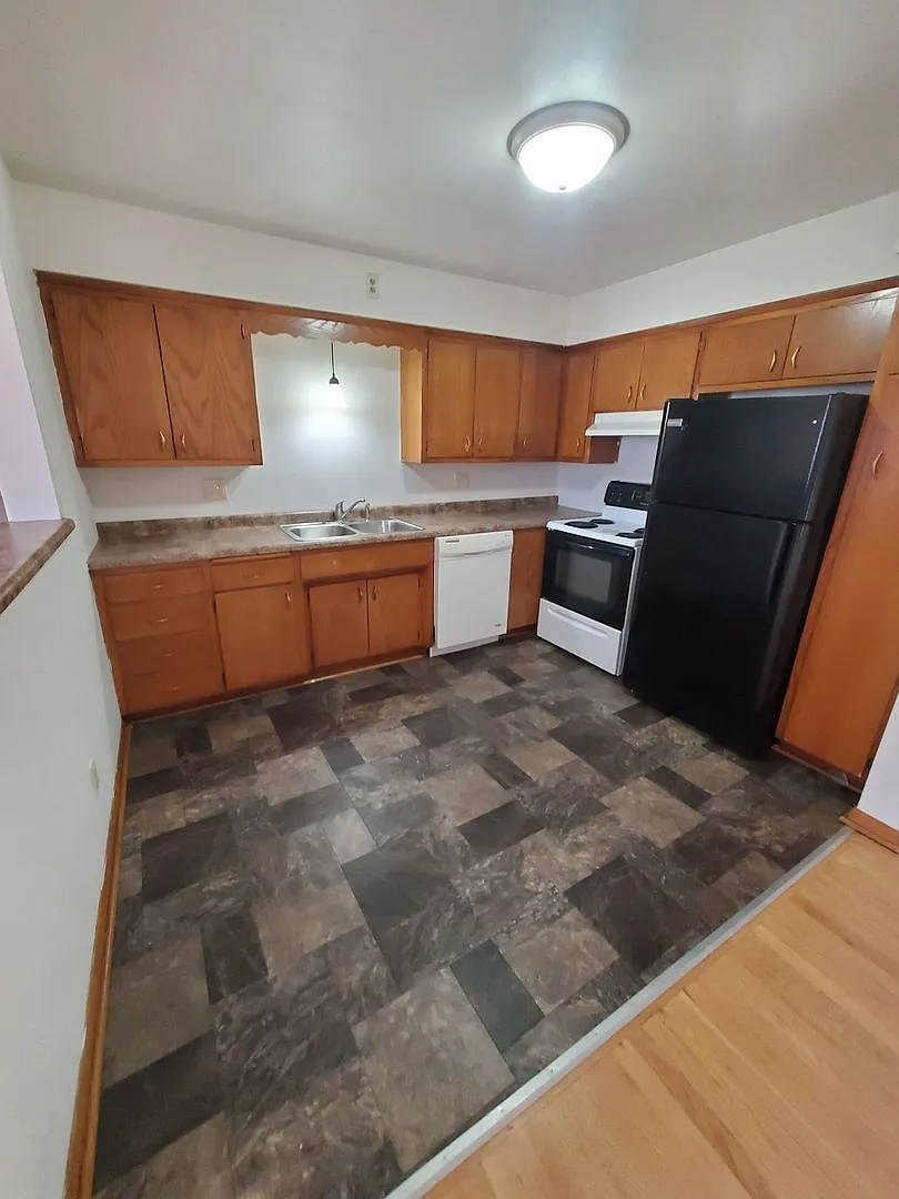 1920 Lathrop Ave. (16 Unit) — Photo 4