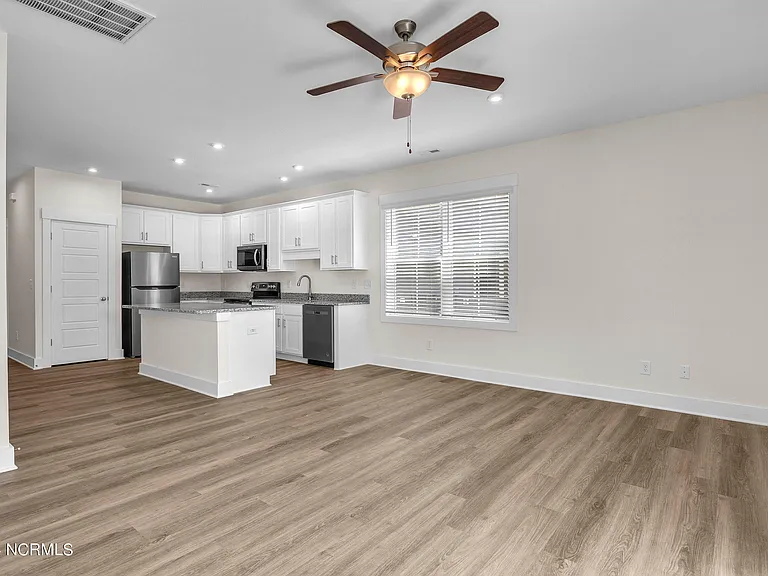 7052 Crew Dr — Photo 8