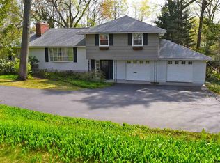 5 Holliswood Dr, Latham, NY 12110