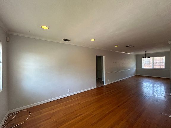 3rd image of 3040 Walton St APT 3