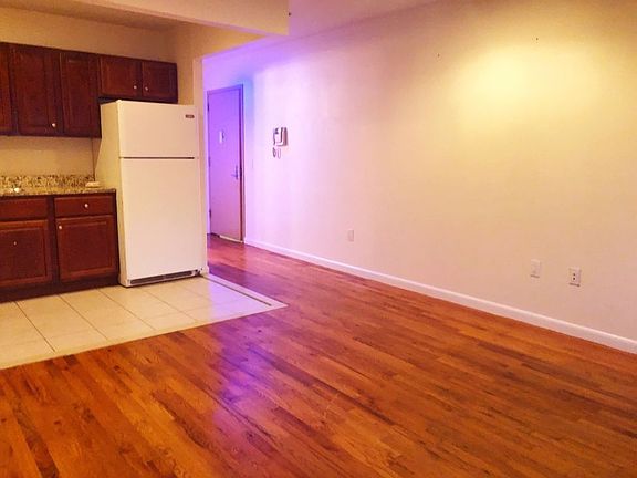 5th image of 25-22 Hoyt Ave S #2FF
