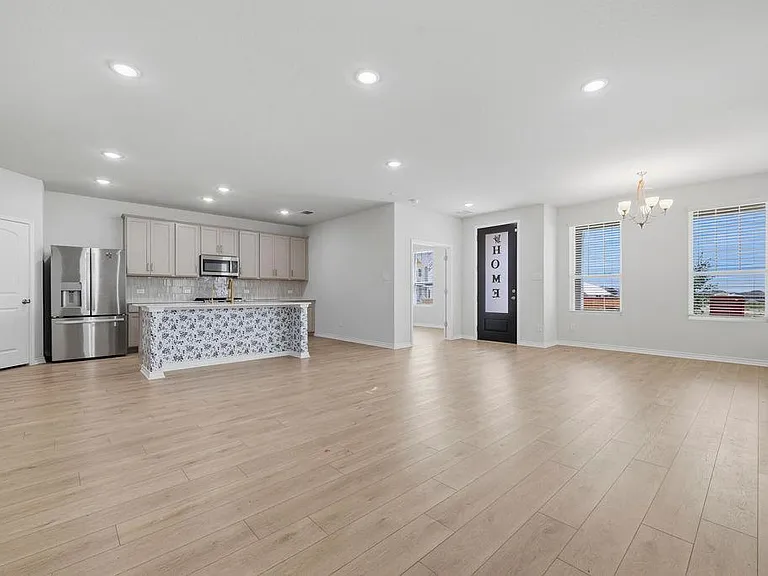 245 Leeland Dr — Photo 4