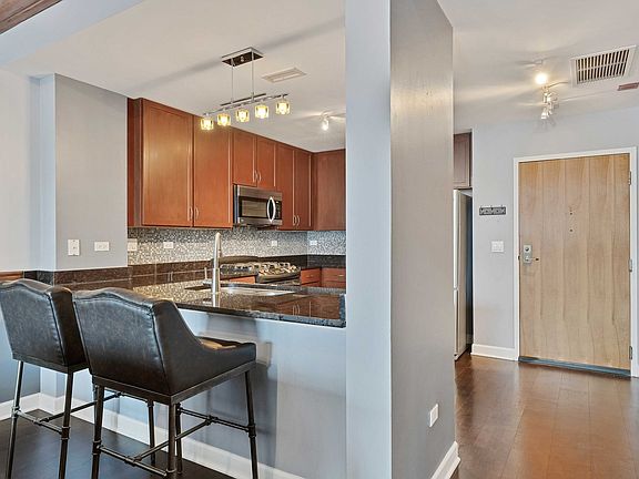3rd image of 845 N Kingsbury St Unit 516