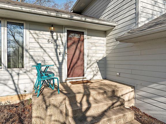 3rd image of 605 Brandonbury Dr