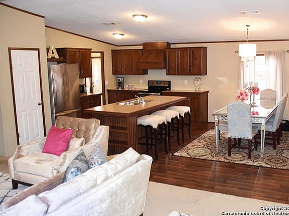 3rd image of 301 Woodcreek Cir
