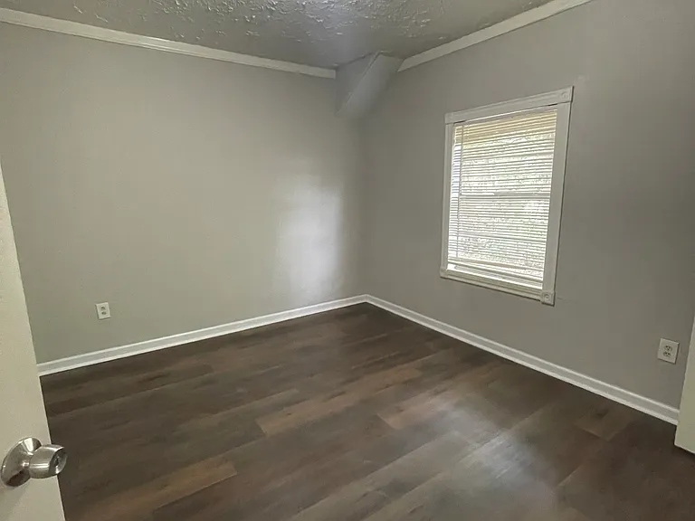 704 E Defee Ave — Photo 2