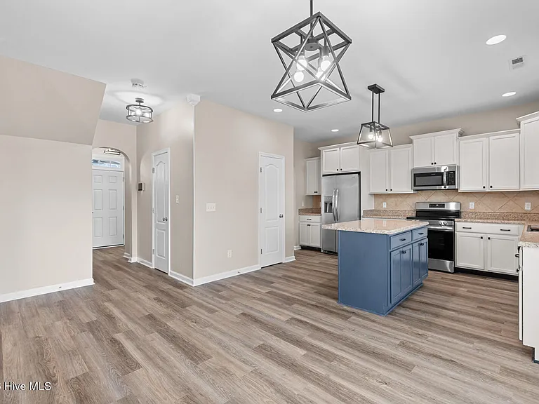 403 Zircon Ct — Photo 9