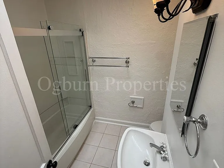 835-839 841 Reynolda Rd — Photo 7