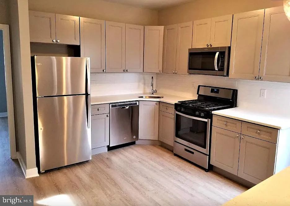 2 bed, 1000 sqft, $2,200 — Photo 1
