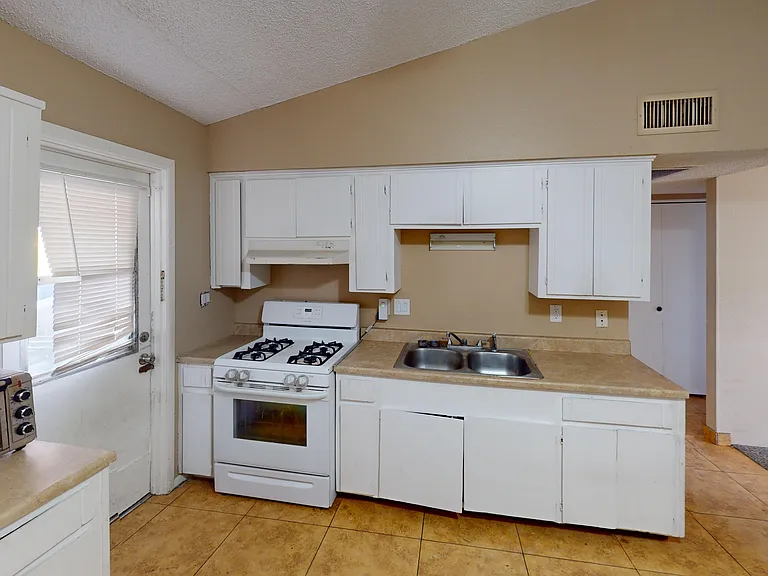 124 E 14th Pl — Photo 8