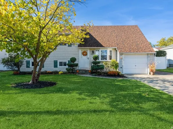1028 N Queens Avenue, Lindenhurst, NY 11757