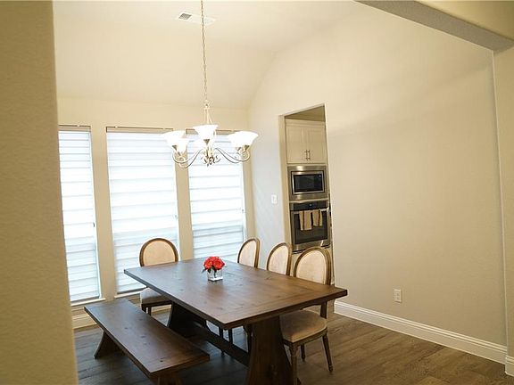 4th image of 2433 Hunters Blvd