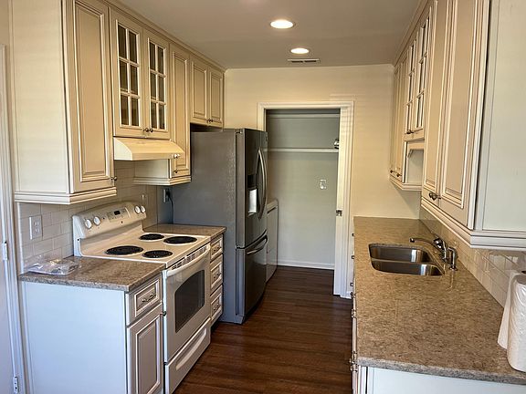 3rd image of 165 Boxwood Dr
