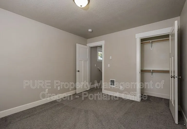 215 NE Regan Hill Loop — Photo 13
