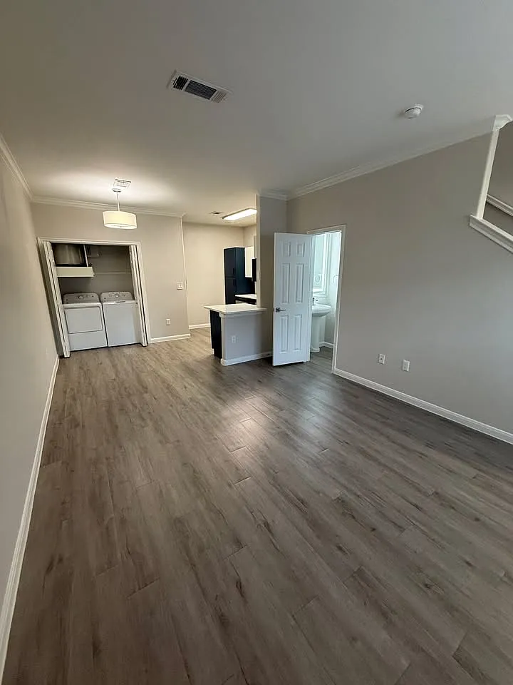 1 bed, 1.5 bath, 810 sqft, $1,299 — Photo 1