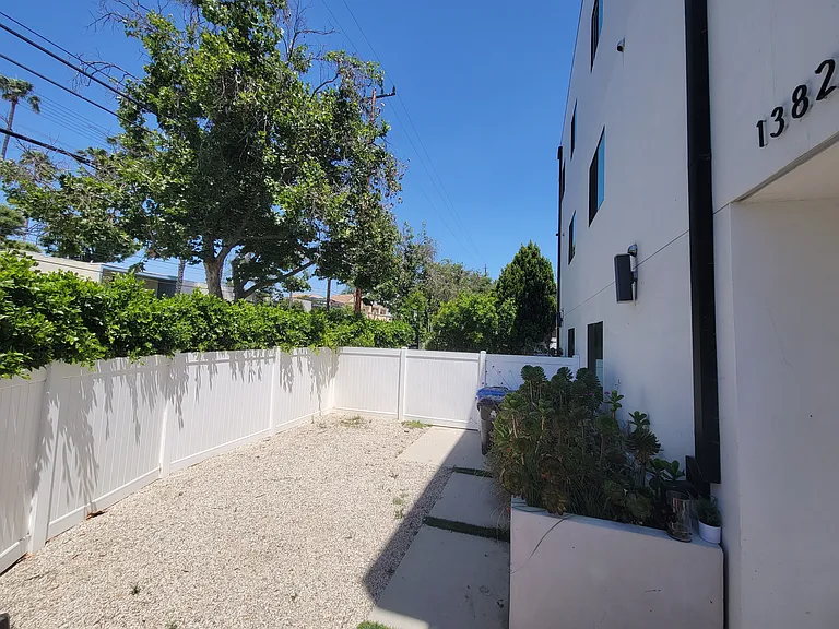 13822 Oxnard St — Photo 15