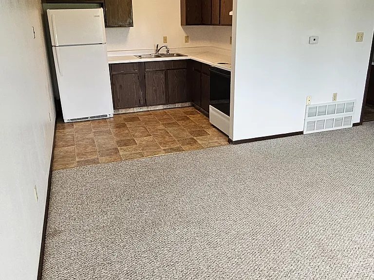 1240 Meadow Ln — Photo 2