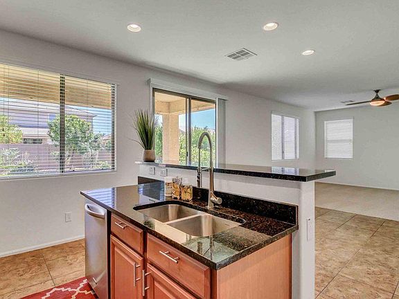 4th image of 889 E Furness Dr