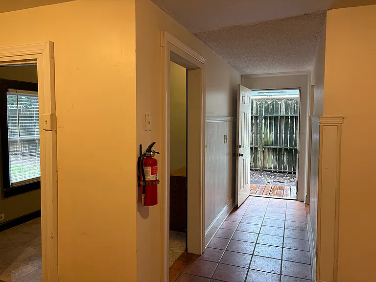 415 W 4th St — Photo 23