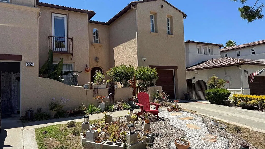 2 bed, 1.0 bath, 900 sqft, $2,200 — Photo 2