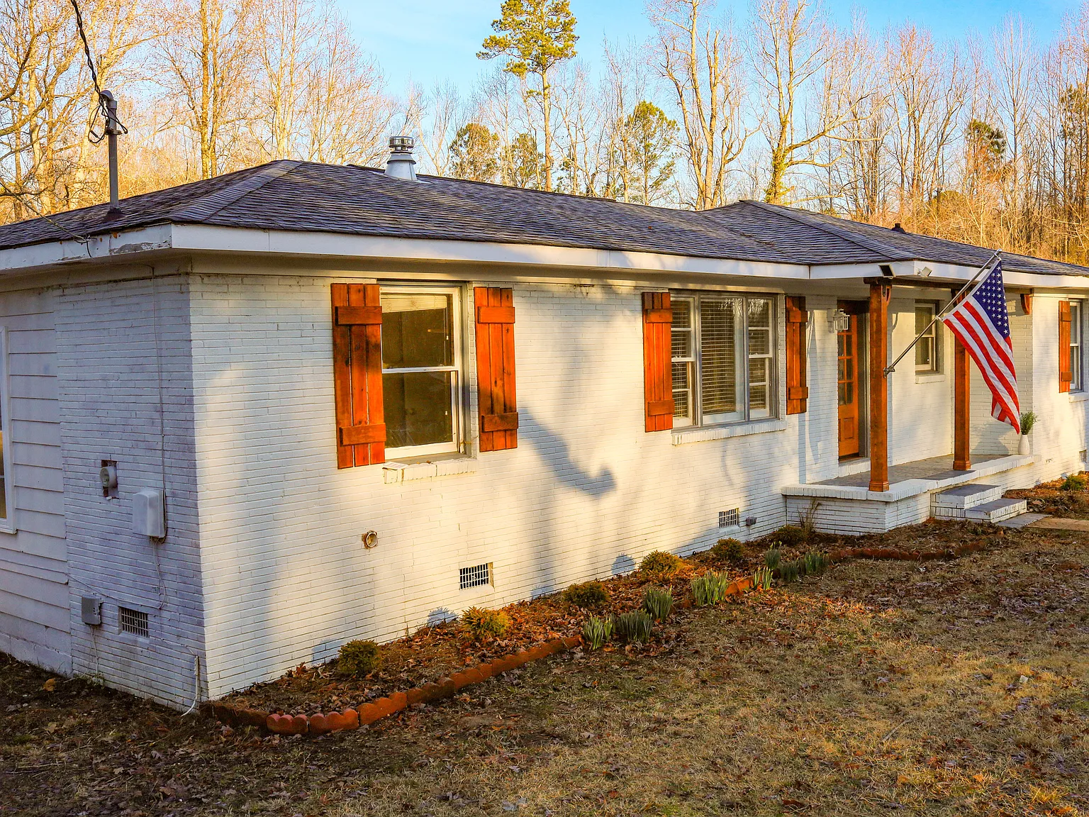 3 bed, 1.0 bath, 1372 sqft, $1,950 — Photo 2