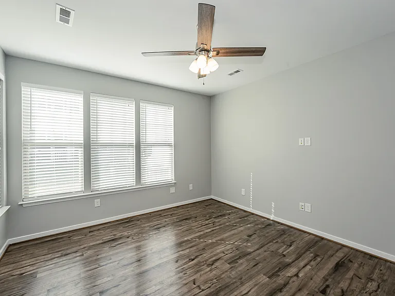 8023 Ellendale Dr — Photo 10