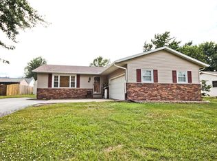 15 McIntyre Dr, Warrensburg, IL 62573