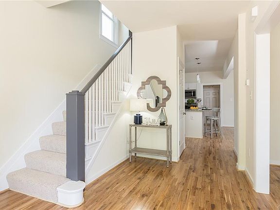 5th image of 107 W 33rd St