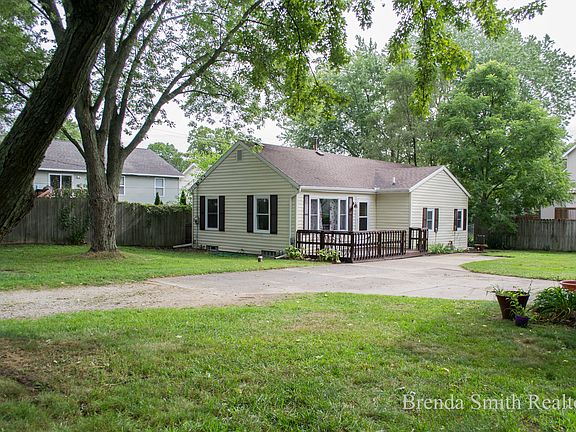 3rd image of 3580 Vineyard Ave NE