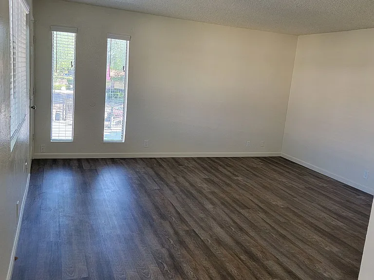 Sunburst Apartments — Photo 20