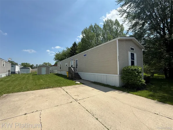 29927 Guilford Cir, Chesterfield, MI 48051