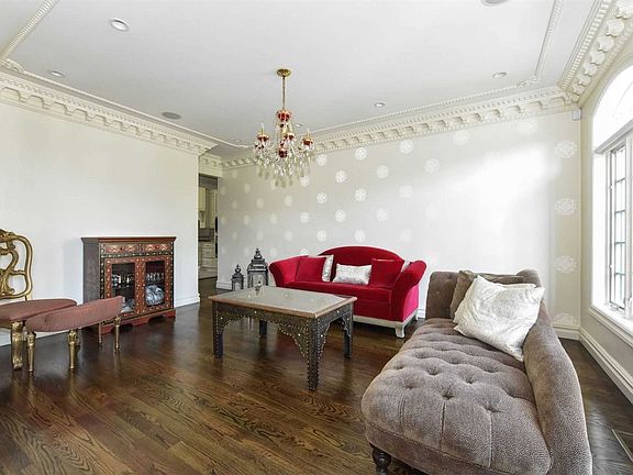 5th image of 16 Horseshoe Ln
