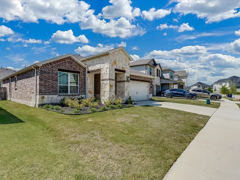 1304 Starling St — Photo 4
