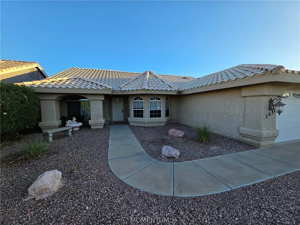 3 bed, 2.0 bath, 1952 sqft, $2,000 — Photo 2