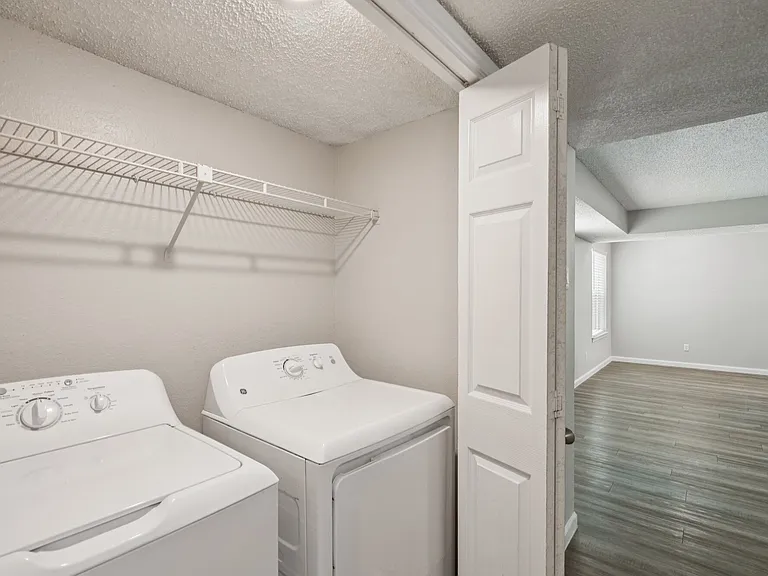 Fieldcrest Apartments — Photo 8